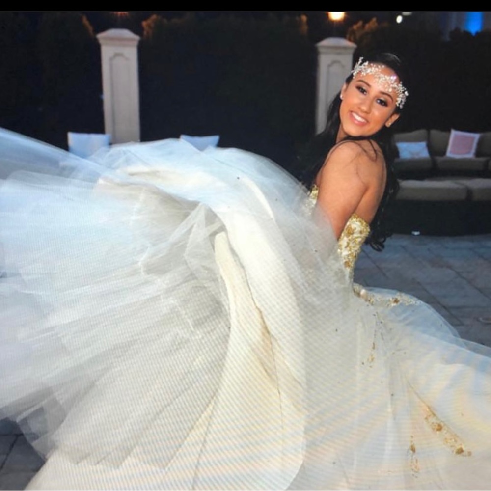 Perfect sweet 16, quinceanera, or prom dress.